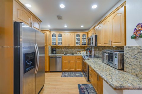 Condo in Hallandale Beach, Florida, 2 bedrooms  № 1974515 - photo 9