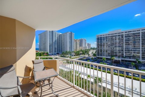 Condo in Hallandale Beach, Florida, 2 bedrooms  № 1974515 - photo 24