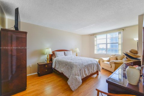 Condo in Hallandale Beach, Florida, 2 bedrooms  № 1974515 - photo 13