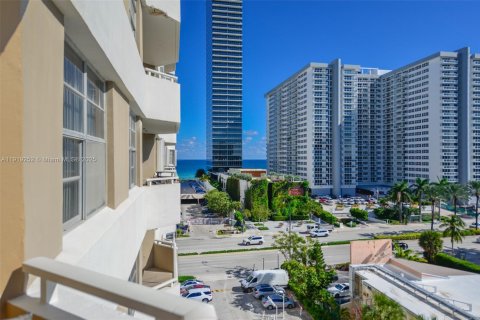 Condo in Hallandale Beach, Florida, 2 bedrooms  № 1974515 - photo 1