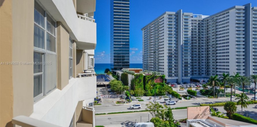 Condo in Hallandale Beach, Florida, 2 bedrooms  № 1974515
