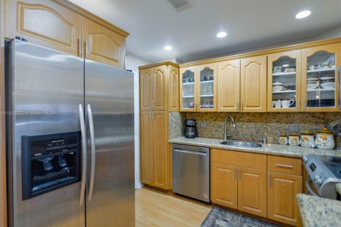 Condo in Hallandale Beach, Florida, 2 bedrooms  № 1974515 - photo 11