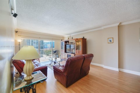 Condo in Hallandale Beach, Florida, 2 bedrooms  № 1974515 - photo 3