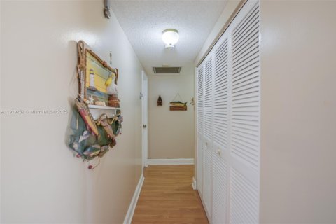 Condo in Hallandale Beach, Florida, 2 bedrooms  № 1974515 - photo 12