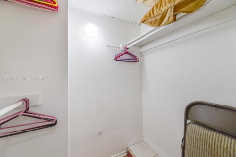 Condo in Hallandale Beach, Florida, 2 bedrooms  № 1974515 - photo 19
