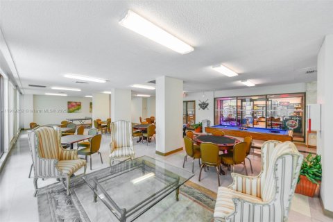 Condo in Hallandale Beach, Florida, 2 bedrooms  № 1974515 - photo 30