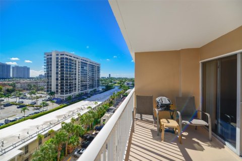Condo in Hallandale Beach, Florida, 2 bedrooms  № 1974515 - photo 26