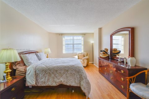 Condo in Hallandale Beach, Florida, 2 bedrooms  № 1974515 - photo 14