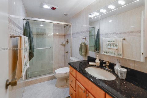 Condo in Hallandale Beach, Florida, 2 bedrooms  № 1974515 - photo 23