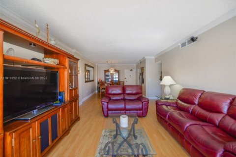 Condo in Hallandale Beach, Florida, 2 bedrooms  № 1974515 - photo 6