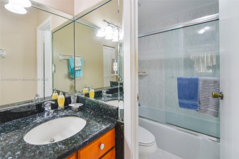 Condo in Hallandale Beach, Florida, 2 bedrooms  № 1974515 - photo 17