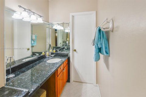 Condo in Hallandale Beach, Florida, 2 bedrooms  № 1974515 - photo 16