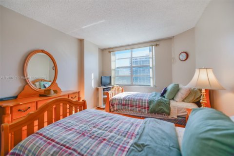 Condo in Hallandale Beach, Florida, 2 bedrooms  № 1974515 - photo 21