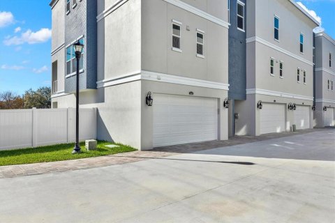 Adosado en venta en Tampa, Florida, 4 dormitorios, 268.77 m2 № 2104510 - foto 30