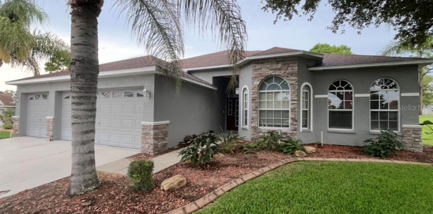 House in Spring Hill, Florida 5 bedrooms, 236.99 sq.m. № 2227667