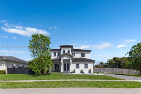 Casa en venta en Cutler Bay, Florida, 4 dormitorios, 286.88 m2 № 2058294 - foto 2