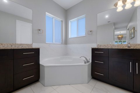 Casa en venta en Cutler Bay, Florida, 4 dormitorios, 286.88 m2 № 2058294 - foto 29