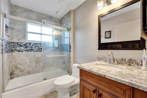 House in Plantation, Florida 3 bedrooms, 162.76 sq.m. № 1713347 - photo 21