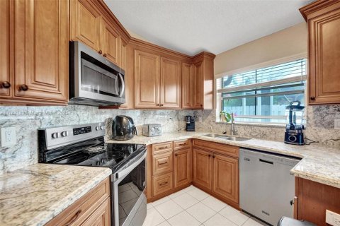 House in Plantation, Florida 3 bedrooms, 162.76 sq.m. № 1713347 - photo 11