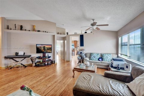 House in Plantation, Florida 3 bedrooms, 162.76 sq.m. № 1713347 - photo 7