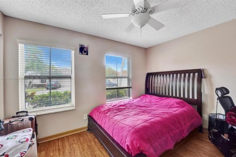 House in Plantation, Florida 3 bedrooms, 162.76 sq.m. № 1713347 - photo 22