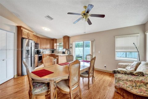 House in Plantation, Florida 3 bedrooms, 162.76 sq.m. № 1713347 - photo 10