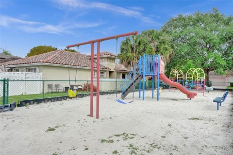 House in Plantation, Florida 3 bedrooms, 162.76 sq.m. № 1713347 - photo 25
