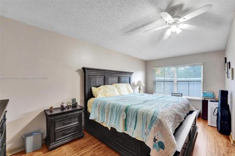 House in Plantation, Florida 3 bedrooms, 162.76 sq.m. № 1713347 - photo 18