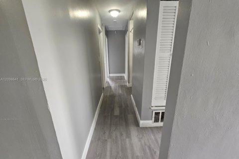 Villa ou maison à vendre à Lauderhill, Floride: 5 chambres, 132.85 m2 № 2390178 - photo 19