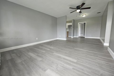 Villa ou maison à vendre à Lauderhill, Floride: 5 chambres, 132.85 m2 № 2390178 - photo 5