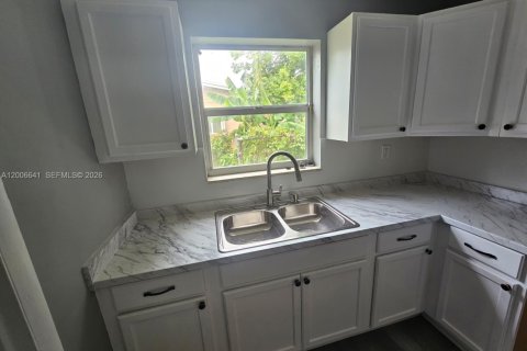 Villa ou maison à vendre à Lauderhill, Floride: 5 chambres, 132.85 m2 № 2390178 - photo 7