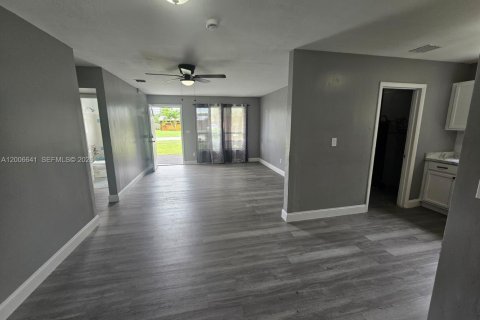 Villa ou maison à vendre à Lauderhill, Floride: 5 chambres, 132.85 m2 № 2390178 - photo 4