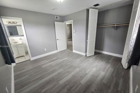 Villa ou maison à vendre à Lauderhill, Floride: 5 chambres, 132.85 m2 № 2390178 - photo 12