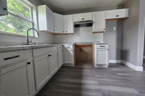 Villa ou maison à vendre à Lauderhill, Floride: 5 chambres, 132.85 m2 № 2390178 - photo 6
