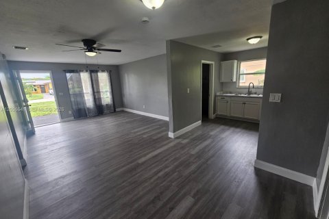 Villa ou maison à vendre à Lauderhill, Floride: 5 chambres, 132.85 m2 № 2390178 - photo 8