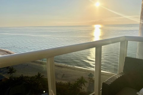 Снять в аренду кондоминиум в Санни-Айлс-Бич, Флорида 2 спальни, 152.64м2, № 1939550 - фото 1