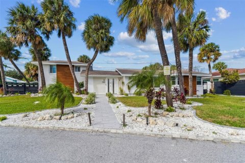 Casa en venta en Clearwater, Florida, 4 dormitorios, 160.07 m2 № 2211316 - foto 2