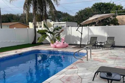 House in Hollywood, Florida 1 bedroom, 83.61 sq.m. № 2003306 - photo 25