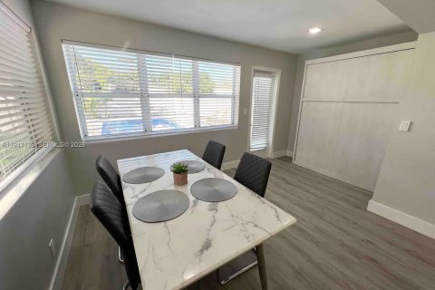 House in Hollywood, Florida 1 bedroom, 83.61 sq.m. № 2003306 - photo 18