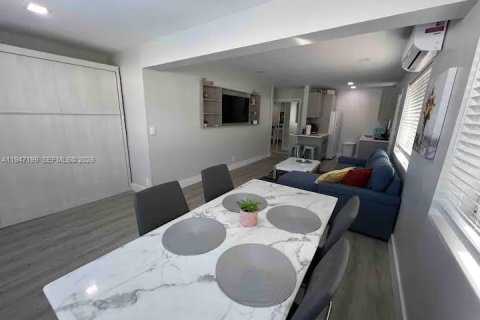 House in Hollywood, Florida 1 bedroom, 83.61 sq.m. № 2003306 - photo 12