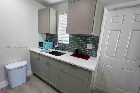 House in Hollywood, Florida 1 bedroom, 83.61 sq.m. № 2003306 - photo 10
