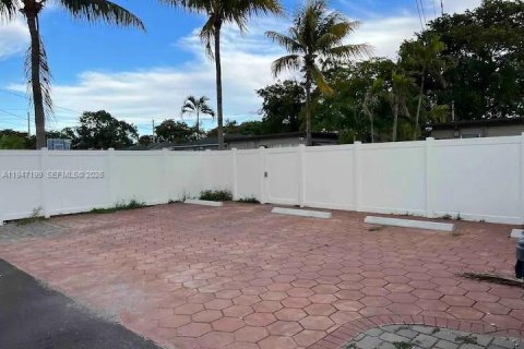 House in Hollywood, Florida 1 bedroom, 83.61 sq.m. № 2003306 - photo 24