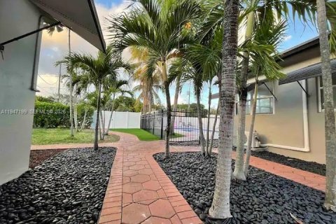 House in Hollywood, Florida 1 bedroom, 83.61 sq.m. № 2003306 - photo 6