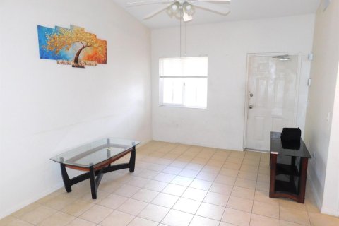 Condo in West Palm Beach, Florida, 2 bedrooms  № 2169669 - photo 6