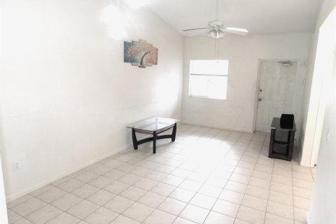 Condo in West Palm Beach, Florida, 2 bedrooms  № 2169669 - photo 5