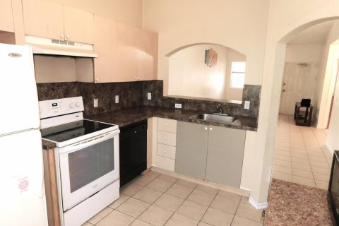 Condo in West Palm Beach, Florida, 2 bedrooms  № 2169669 - photo 4
