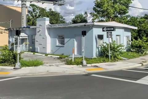 Propiedad comercial en alquiler en Bradenton, Florida, 178.56 m2 № 2166187 - foto 3