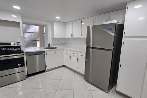 Condo in Hallandale Beach, Florida, 2 bedrooms  № 1991875 - photo 1
