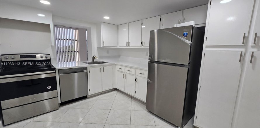 Condo in Hallandale Beach, Florida, 2 bedrooms  № 1991875