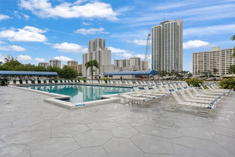 Condo in Hallandale Beach, Florida, 2 bedrooms  № 1991875 - photo 17
